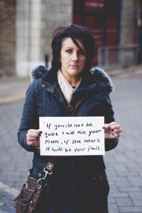 O cartaz diz: "Se você não ficar quieta eu vou matar sua mãe Se ela ouve será culpa sua.". - Fotografado em Londres no dia 2 de dezembro de 2012. - Clique aqui para saber mais sobre o Projeto Unbreakable. (Aviso de gatilho) Facebook, Twitter, submissões, FAQ, doar ao Projeto Unbreakable, se juntar à nossa lista de discussão