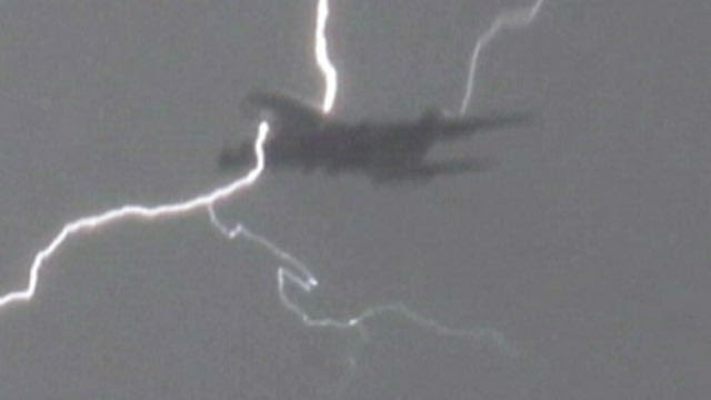 http://a.abcnews.com/images/US/abc_plane_lightning_dm_110512_wg.jpg