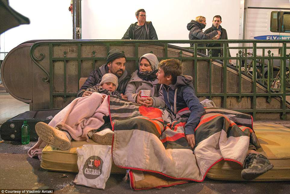 O afluxo de migrantes da Europa começou em 2015, centrando-se na Grécia, onde centenas de milhares de pessoas, muitas delas fugindo da guerra e da pobreza no Oriente Médio e no Afeganistão, cruzaram a fronteira da Turquia.