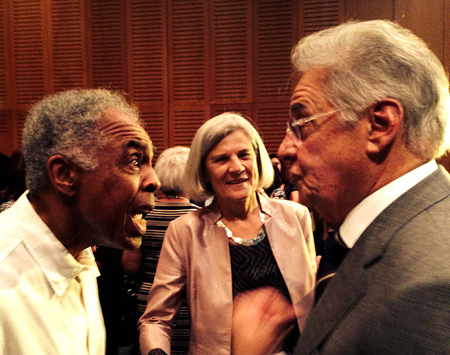 O canto Gilberto Gil e o ex-presidente FHC após seminário no Museu de Arte do Rio; ao fundo, a socióloga Barbara Freitag