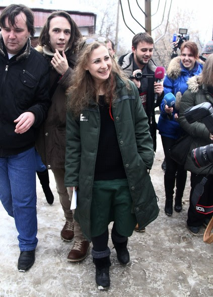 A cantora da banda punk Pussy Riot Maria Aliójina foi libertada na manhã desta segunda-feira (23) após ficar quase dois anos presa