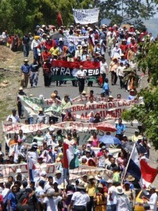 Las protestas de los Ngobe Buglé mantenen bloqueos en la interamericana Sur. CRH