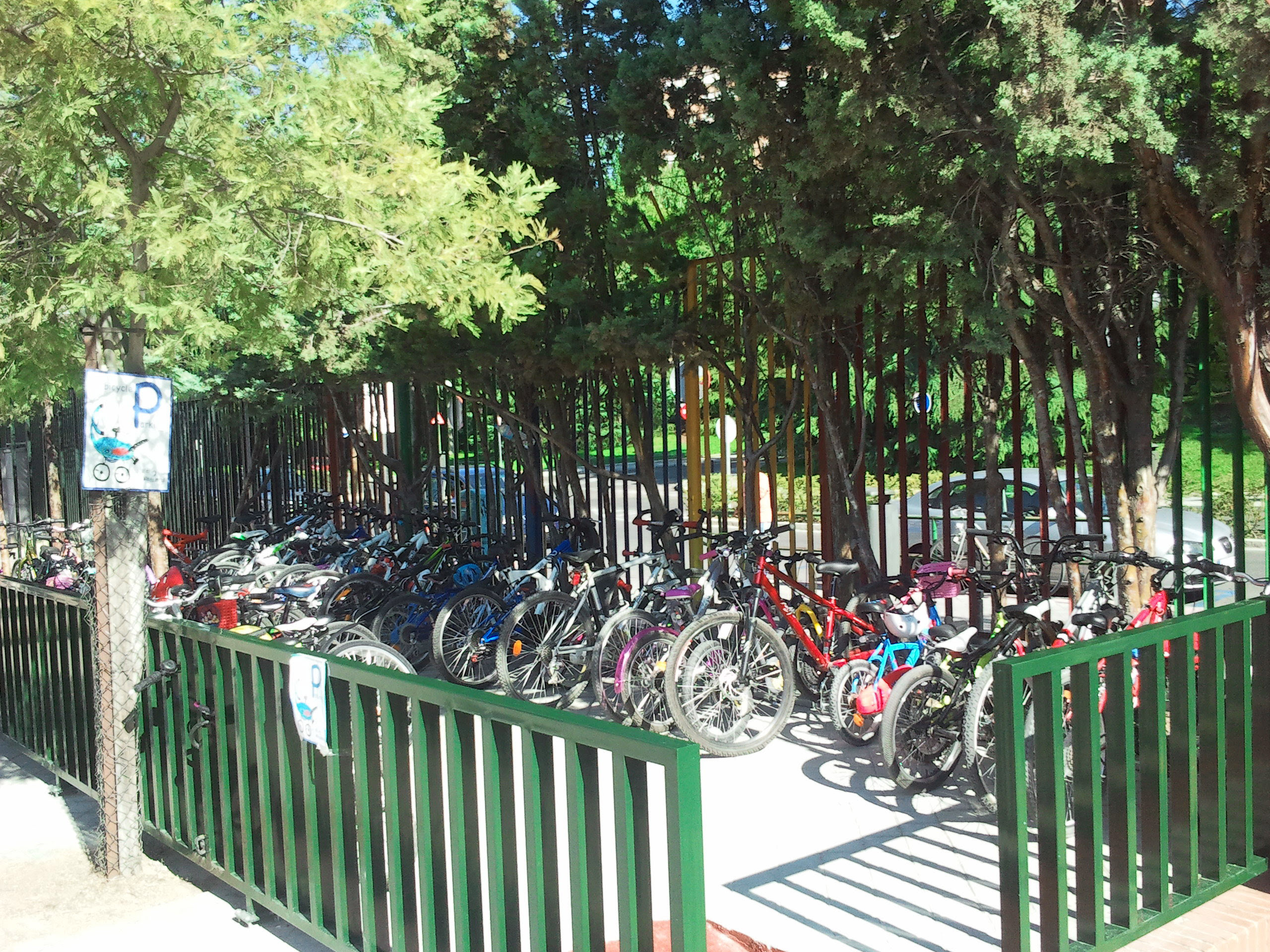 Aparcabicis del colegio Montserrat Aparcabicis del colegio Montserrat
