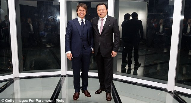 Todos os sorrisos: A estrela de cinema cortou uma figura elegante ao lado de Hwang Gak-Gyu, Presidente do Grupo Lotte, em Seul