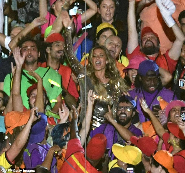 tempo de festa: Após sashaying na passarela, a supermodelo foi visto sorrindo ao dançar no meio da multidão
