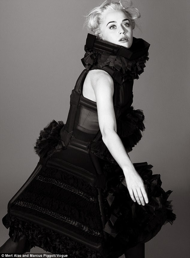 Confortável? Katy Perry assumiu alguns riscos com seu tiro Vogue, como esse vestido preto de gola alta. Dentro dela ela disse que ela estava vendo um terapeuta