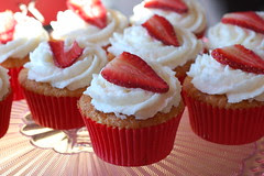 Strawberry Macaroon Cupcakes