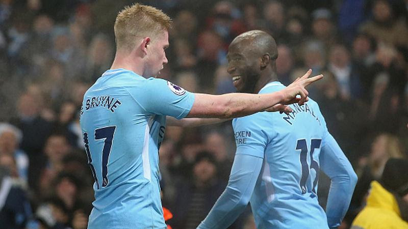 Indosport - Kevin De Bruyne melakukan selebrasi dengan menunjukkan isyarat dua dan satu.