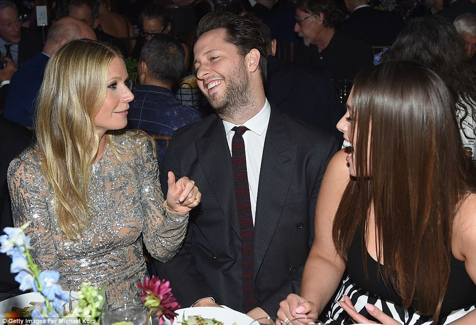 Garota dourada Durante o ator de celebração, o empresário e filantropo Gwyneth Paltrow (acima com gadabout Derek Blasberg e Ashley Graham) foi homenageado com o Prêmio Michael Kors pelo Outstanding Community Service