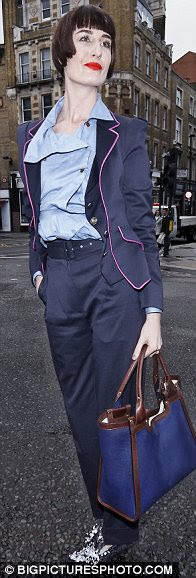 http://i.dailymail.co.uk/i/pix/2011/09/18/article-2038816-0DF5963100000578-39_196x578.jpg