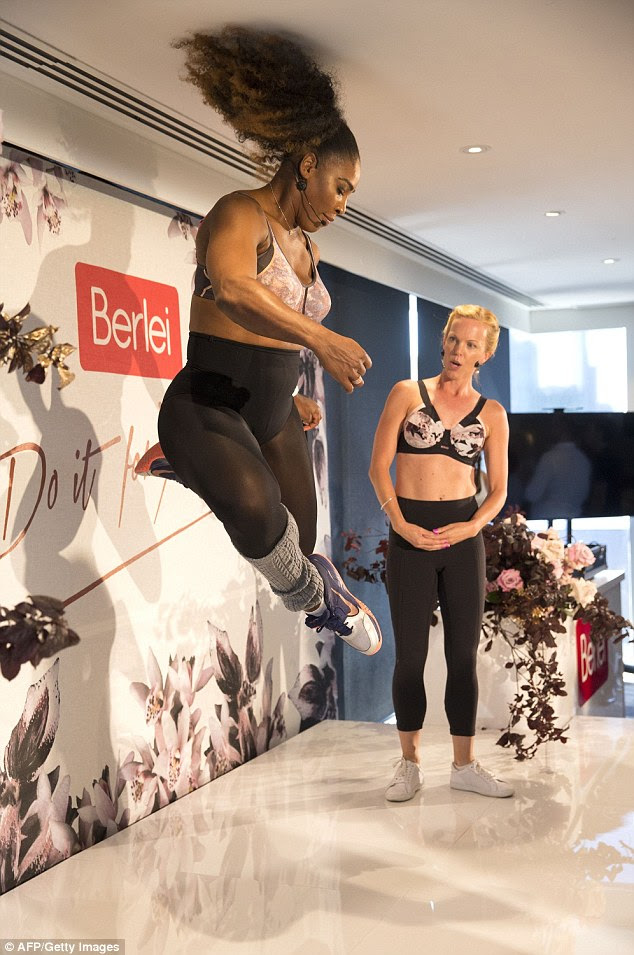 Incrível: O desempenho, que se assemelhava um pouco a uma rotina de fitness, estava completo com altos chutes, joelhos, saltos altos e palmas