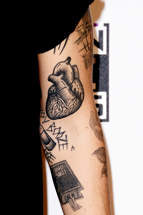 Harry Styles Heart Tattoo - Harry Styles' Newest Tattoo: Wearing His ...