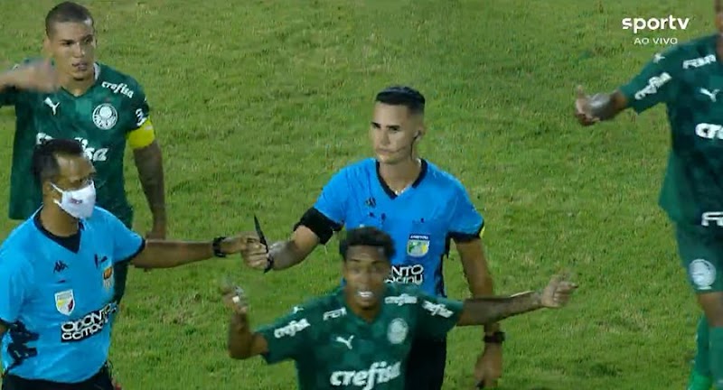 Torcedor do São Paulo invadiu o gramado com uma faca para agredir jogador do Palmeiras