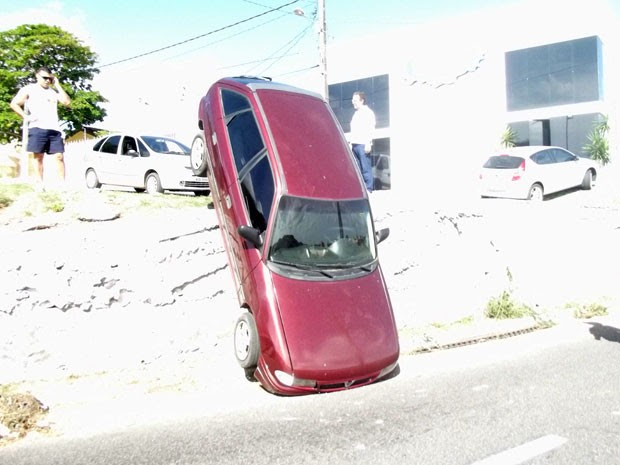 Carro caiu de rua neste domingo, em Natal (Foto: Fred Carvalho/G1 RN)