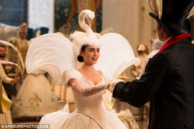 No patinho feio: Lily Collins usa um cocar cisne bizarro em uma cena da nova comédia de Neve Branco Espelho Espelho filme