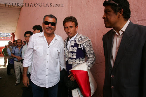 Nicolás Lúcar y El Loro en puerta de cuadrillas de Acho