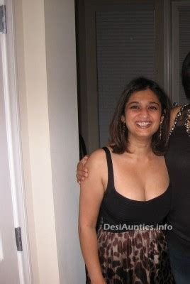 Indian hot dating night club pub girls: Aunties boobs Indian hot dating night club pub girls: Aunties boobs