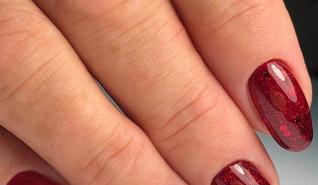 Design Red New Years Nails / This year, we&#039;re going with chic, minimalist designs with that