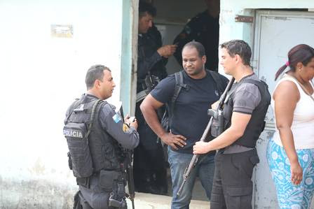 A movimentação policial na casa onde ocorreram as mortes