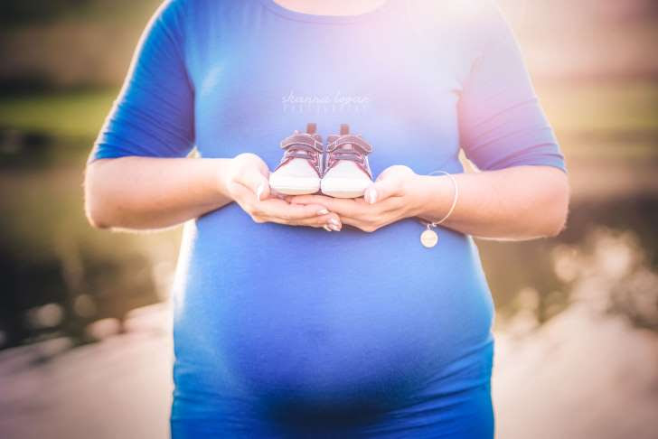 Mum-To-Be Includes Late Husband In Heartbreaking Maternity Shoot.