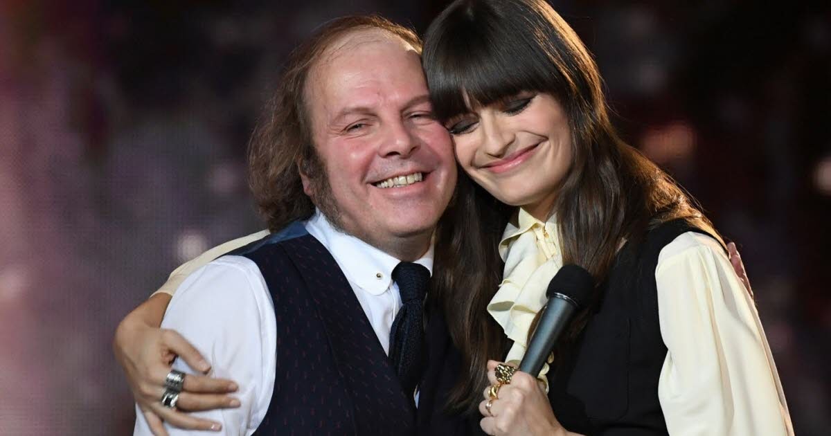 Qui Sont Les Parents De Clara Luciani Son Compagnon Clara Luciani Compagnon - Clara Luciani sur le point de
