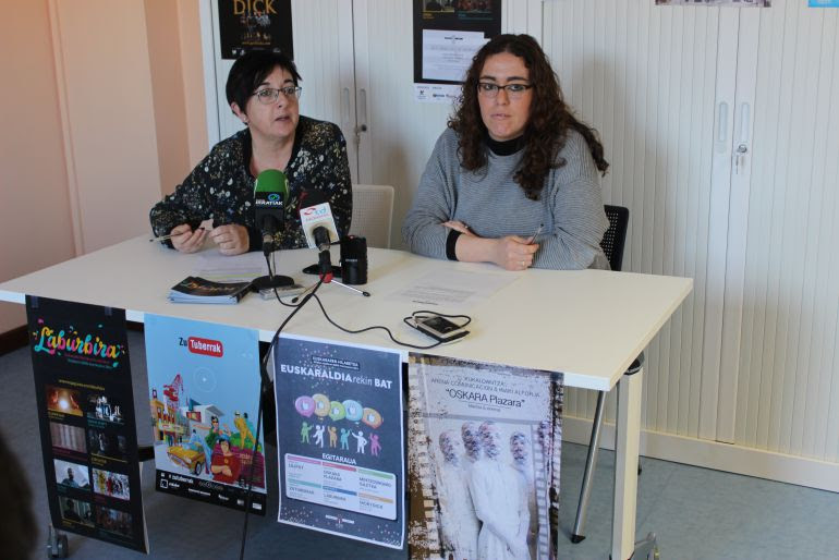 La delegada de Euskera Mónica Martínez y la técnico del área Arantza Zulet,   han dado a conocer las actividades del mes del euskera de Irun.