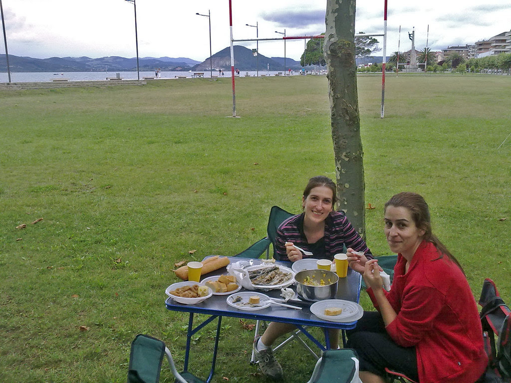 Saboreando unas sardinas asadas en la Playa de San Martín