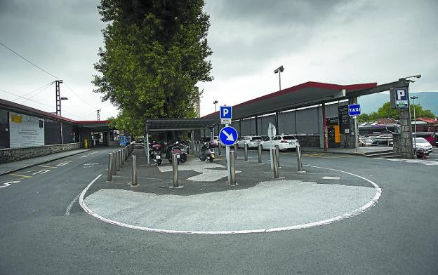 La estación de autobuses ocupará parte del acceso a la estación y el parking de la derecha. /  F. DE LA HERA