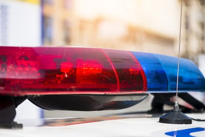 Foto de uma sirene de carro de polícia nas cores azul e vermelha 