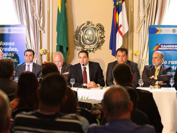 Governador Paulo Câmara e assessores anunciaram projetos nesta terça (25) (Foto: Marlon Costa/Pernambuco Press)