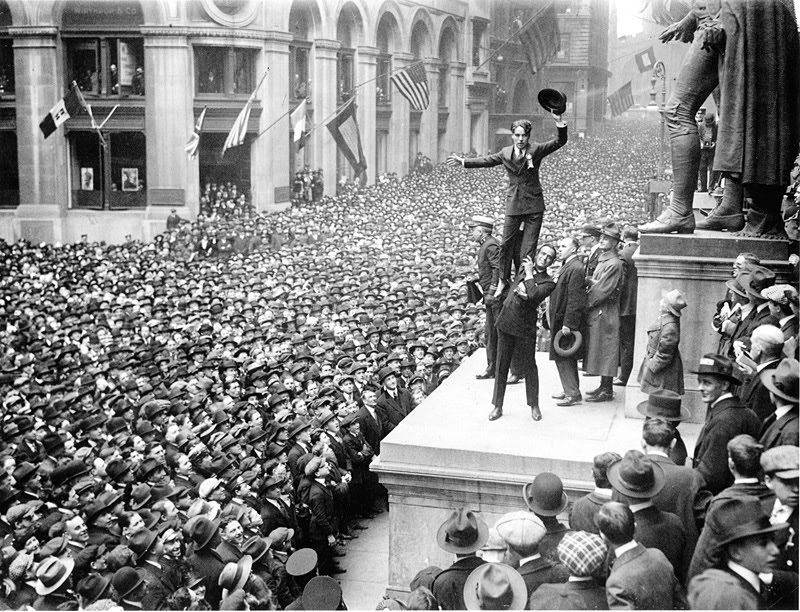 http://upload.wikimedia.org/wikipedia/commons/e/e9/Fairbanks_and_Chaplin%2C_Wall_Street_Rally%2C_New_York_Times%2C_1918.JPG