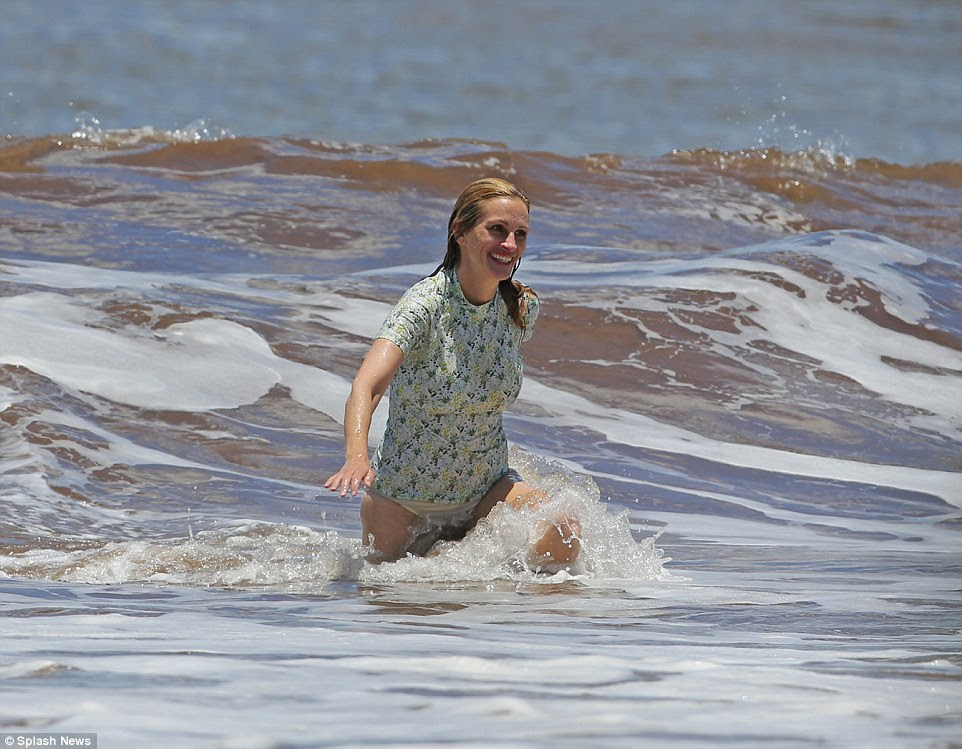 Sobre a tendência: Suas cuecas foram outra história entretanto. Ela tinha um par de hippies de brancos calças Tory Burch que montou para o alto nos quadris