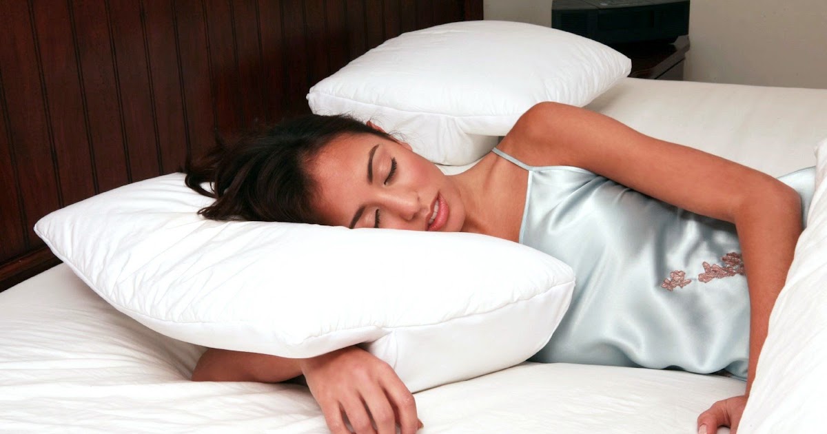 Спать подкладывая руку под голову. Подложить руку под голову. Фото девушка в подушках Tempur. Stomach Sleeper’s Pillow. Под голову на завтрак