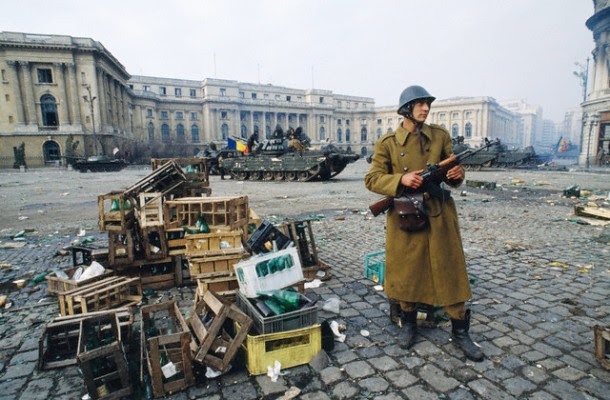 palace-square-1989-revolution palace-square-1989-revolution