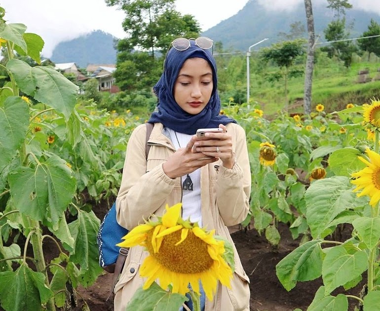 Cewek Berhijab Cantik Selfie Di Tempat Wisata. 9 Tips