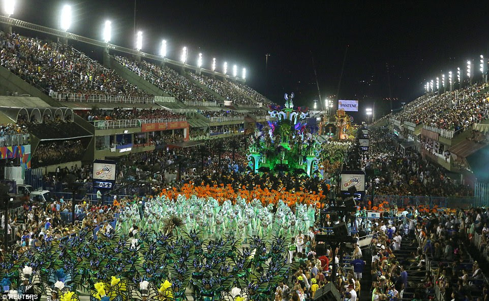 O carnaval é famoso por sua cor e grande tamanho, mas este ano assumiu um elemento mais político