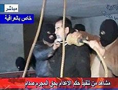 Saddam Hussein sendo enforcado em Bagdá em 30.12.2006