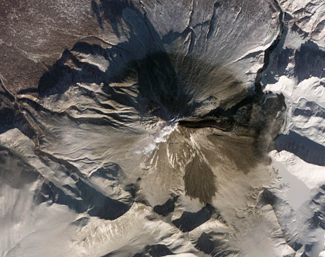 As erupções do vulcão Kimizen, na Rússia, está alterando a forma da montanha. O fluxo de lava desce ao leste do vulcão, e detritos se acumulam mais para o norte.