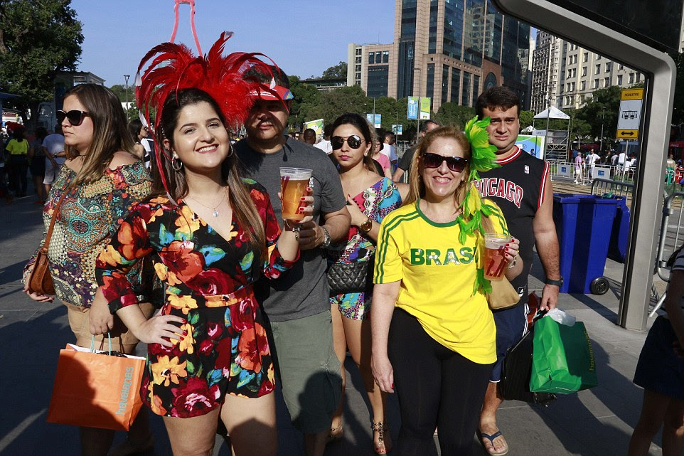fan zone perto de Port Mauá fãs Boulavard Olimpico reuniram cedo antes da cerimônia começar