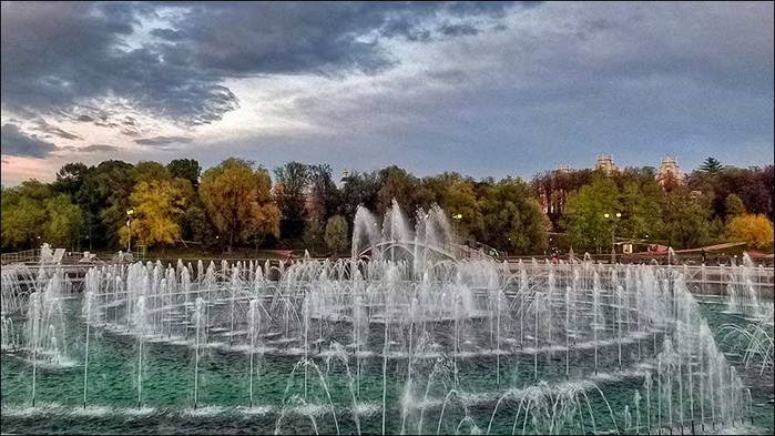 Цветомузыкальный фонтан в Царицыно/3673959_14 (700x393, 58Kb)