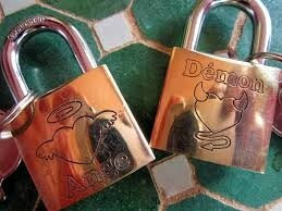 Le Cadenas vaudou de l’amour est une pratique qui consiste à faire de la magie vaudou pour enchainer le cœur d’une personne à une autre. Avec le cadenas vaudou de l'amour , vous pouvez faire revenir votre ex sans se gêné ou faire venir une fille que vous aimez a vous et la rendre folle amoureuse de vous. L'utilisation de ce cadenas consiste a Ouvrir le cadenas , écrire le Nom Et Prénom de la personne aimé sur un bout de papier et mettre le bout de papier dans le trou du cadenas et refermé le cadenas et prononcé deux mots magiques ( FORMULE MAGIQUE )que je vous laisserez moi meme et cette personne tombera Fou Ou Folle Amoureux (se ) de vous à Nouveaux au point qu'il ou qu'elle ( il ) ne passera une Seconde de sa vie loin de vous et qu'il ( elle ) sera prêt (e ) a donné sa vie pour vous. Si après avoir fermer le nom de la personne aimé dans ce cadenas , vous jetez ce cadenas dans la mer , cette personne restera auprès de vous jusqu’à votre mort et n'aura vie que pour vous . cadenas d'amour