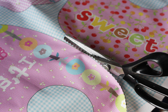 bib pink scissors