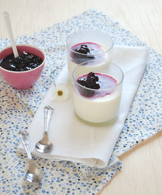 Rose water panna cotta with baked blueberry jam / Panna cotta de água de rosas com geléia de mirtilos feita no forno