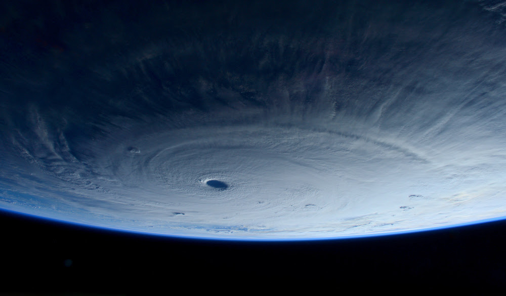 Un’immagine del tifone Maysak scattata dall’astronauta italiana Samantha Cristoforetti nella Stazione spaziale internazionale. Il tifone si sta dirigendo verso le Filippine, dove è atteso per il fine settimana. - Samantha Cristoforetti, Ap/Ansa