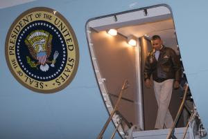 President Barack Obama steps off Air Force One after …