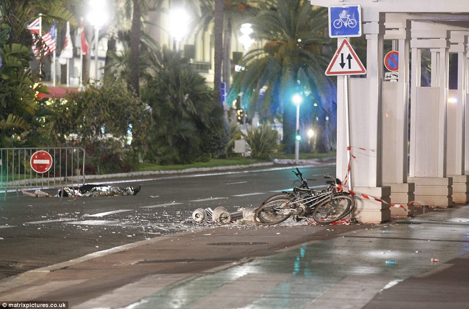 Caminho de destruição: O motorista gastou cerca de 30 minutos na estrada, antes que ele foi parado por um atirador da polícia em um tiroteio