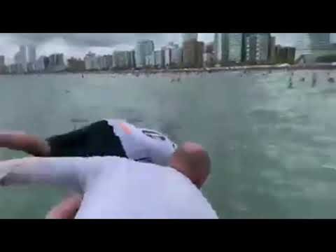 Vídeo: saudando Bolsonaro na praia, banhistas gritam 'ei, Doria, vai to...'