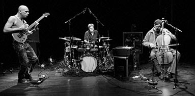 Roberts/Ducret/Black tijdens het Utrecht Jazzfest 2008 (foto: Maarten Jan Rieder)