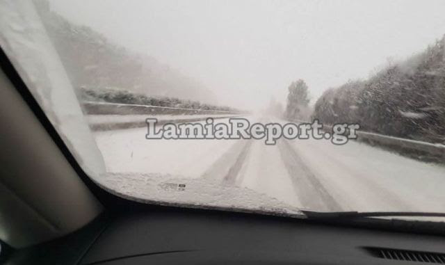 Χιόνια στην εθνική οδό Αθηνών - Λαμίας. Δείτε εικόνες