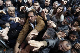 greeks-fight-for-food